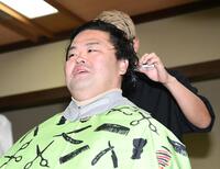 　断髪後、整髪してもらう妙義龍改め振分親方（撮影・佐藤厚）