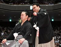 　止めばさみで妙義龍のまげを切り落とす境川親方（右）＝撮影・佐藤厚