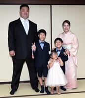 　断髪後、家族と記念撮影する妙義龍（左から）長男・泰吉君、長女・和采ちゃん、次男・兼吉君、香奈夫人（撮影・佐藤厚）