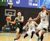 　相手選手をかわす神戸・寺園脩斗（撮影・中野裕美子）