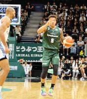 　ドリブルで進む神戸・八村阿蓮（撮影・中野裕美子）