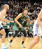 　ドリブルで進む神戸・八村阿蓮（右）＝撮影・中野裕美子