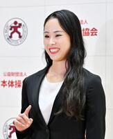 　現役引退について取材に応じる新体操の鈴木歩佳