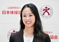 　現役引退について取材に応じる新体操の鈴木歩佳