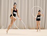 　新体操団体の日本代表トライアウトで演技する田口久乃（左）ら