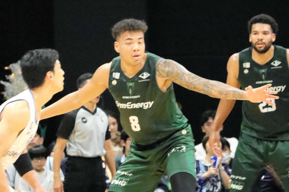 　福井戦でプレーする神戸・八村阿蓮（中央）