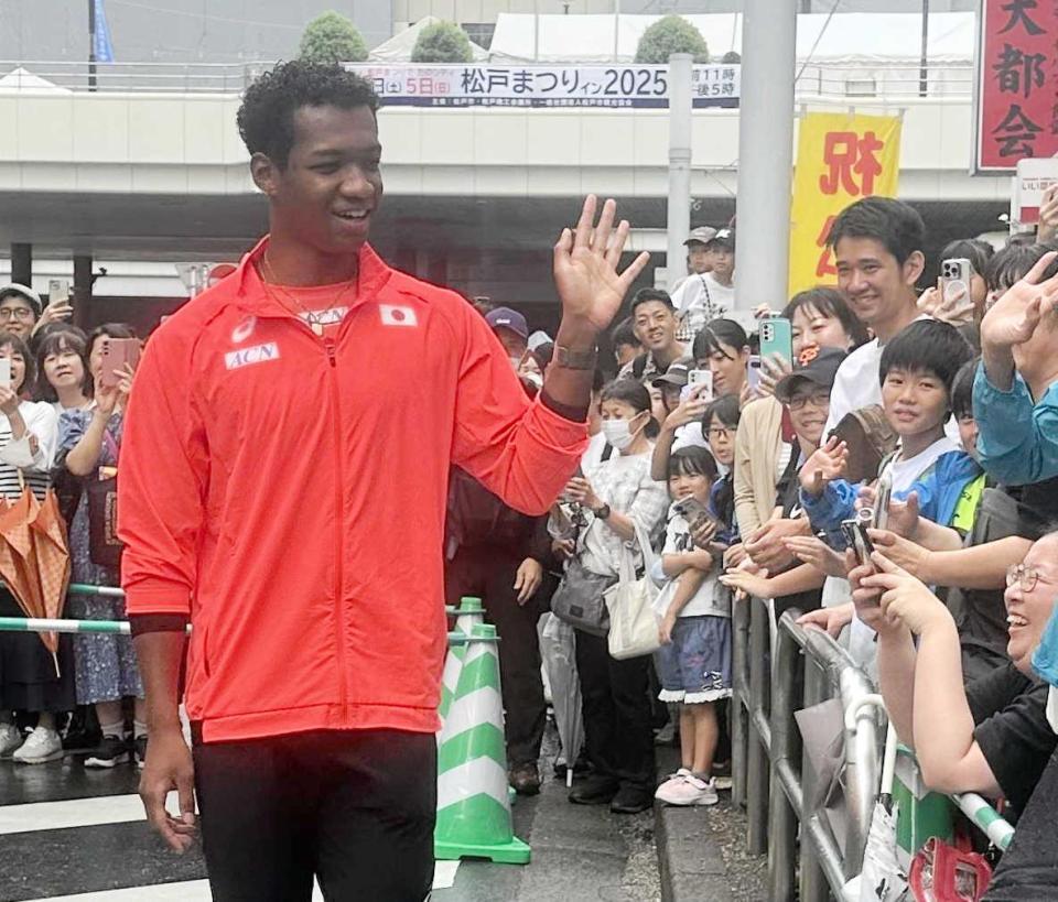 　地元で開催された松戸まつりのトークショーに参加した村竹