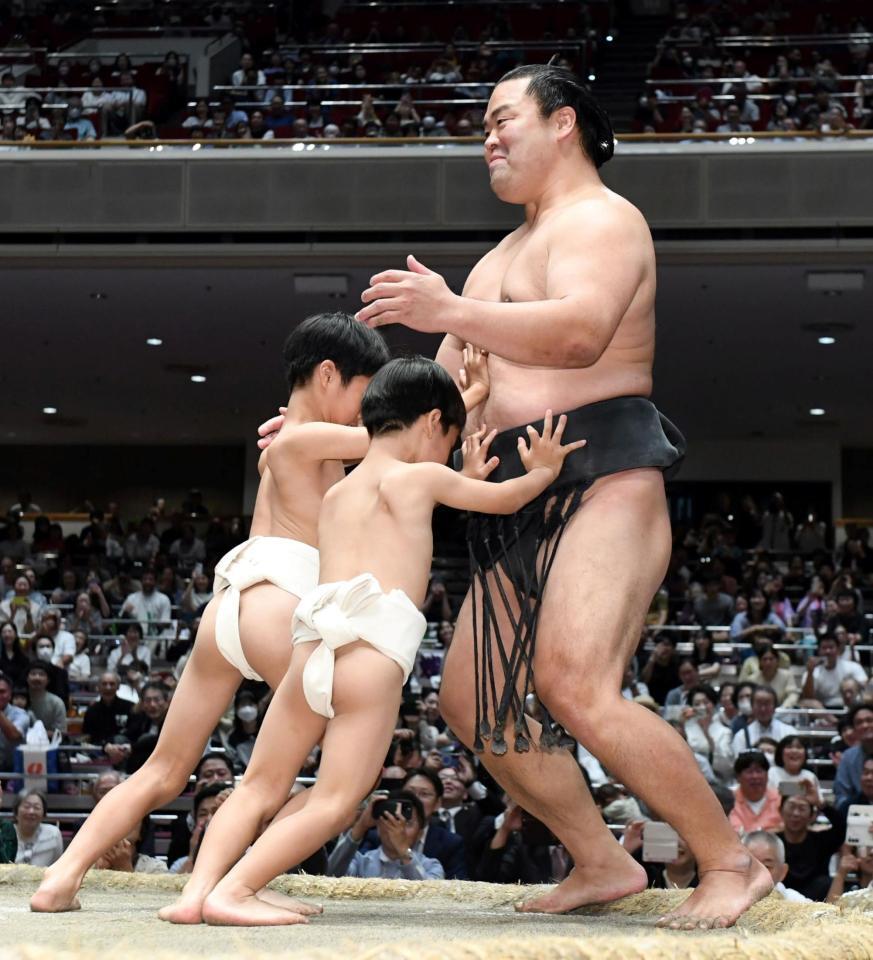 　長男・泰吉君（左）、次男・兼吉君（中）に押し出される妙義龍（撮影・佐藤厚）