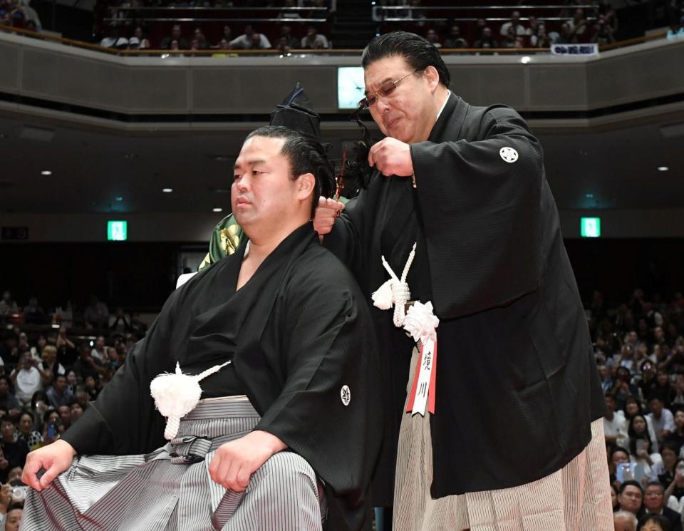 　止めばさみで妙義龍のまげを切り落とす境川親方（右）＝撮影・佐藤厚