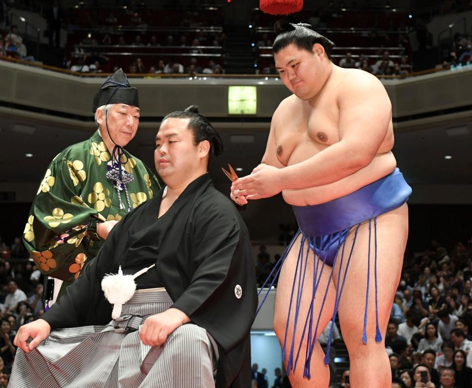 　はさみを入れる大の里（右）＝撮影・佐藤厚