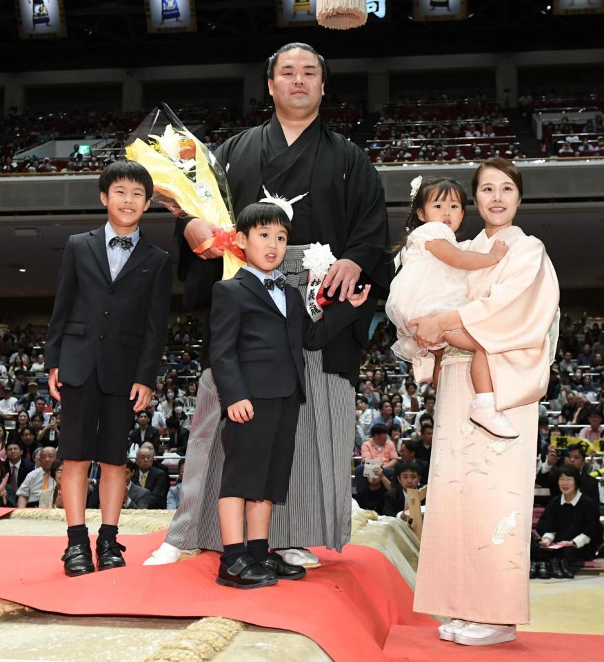 　断髪後、家族と記念撮影する妙義龍（左から）長男・泰吉君、次男・兼吉君、長女・和采ちゃん、香奈夫人（撮影・佐藤厚）