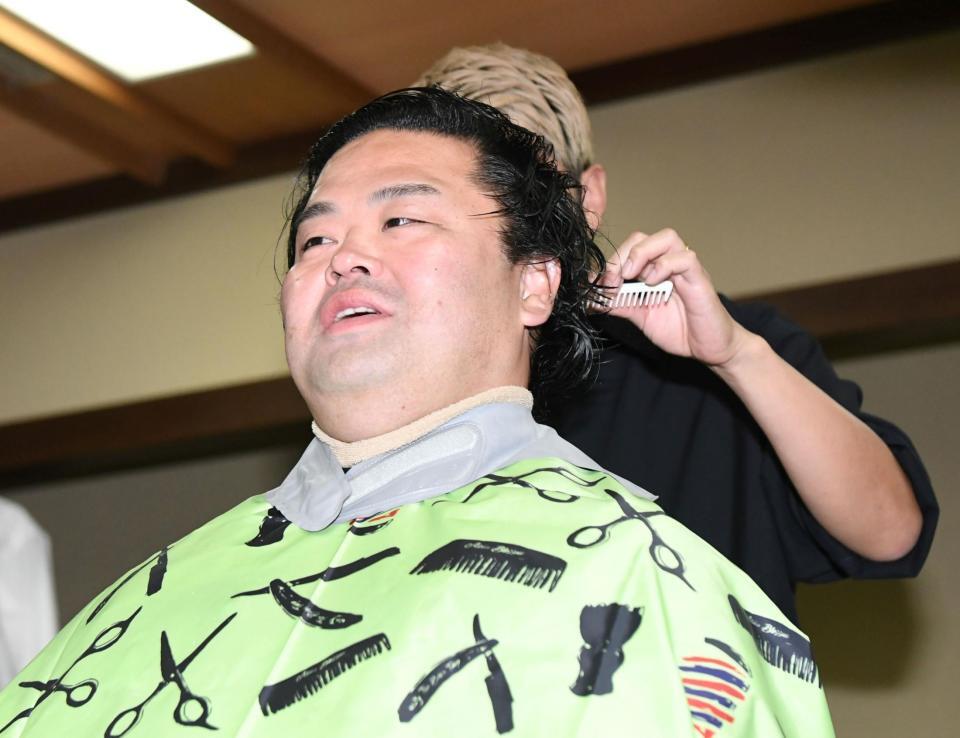 　断髪後、整髪してもらう妙義龍改め振分親方（撮影・佐藤厚）