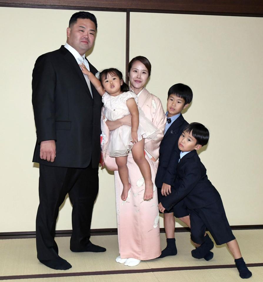 　断髪後、家族と記念撮影する妙義龍（左から）長女・和采ちゃん、香奈夫人、長男・泰吉君、次男・兼吉君（撮影・佐藤厚）