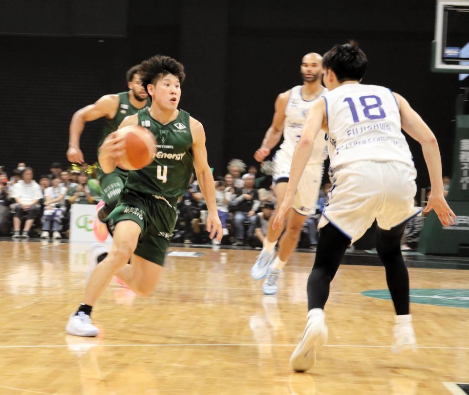 　ドリブルで進む神戸・寺園脩斗（撮影・中野裕美子）