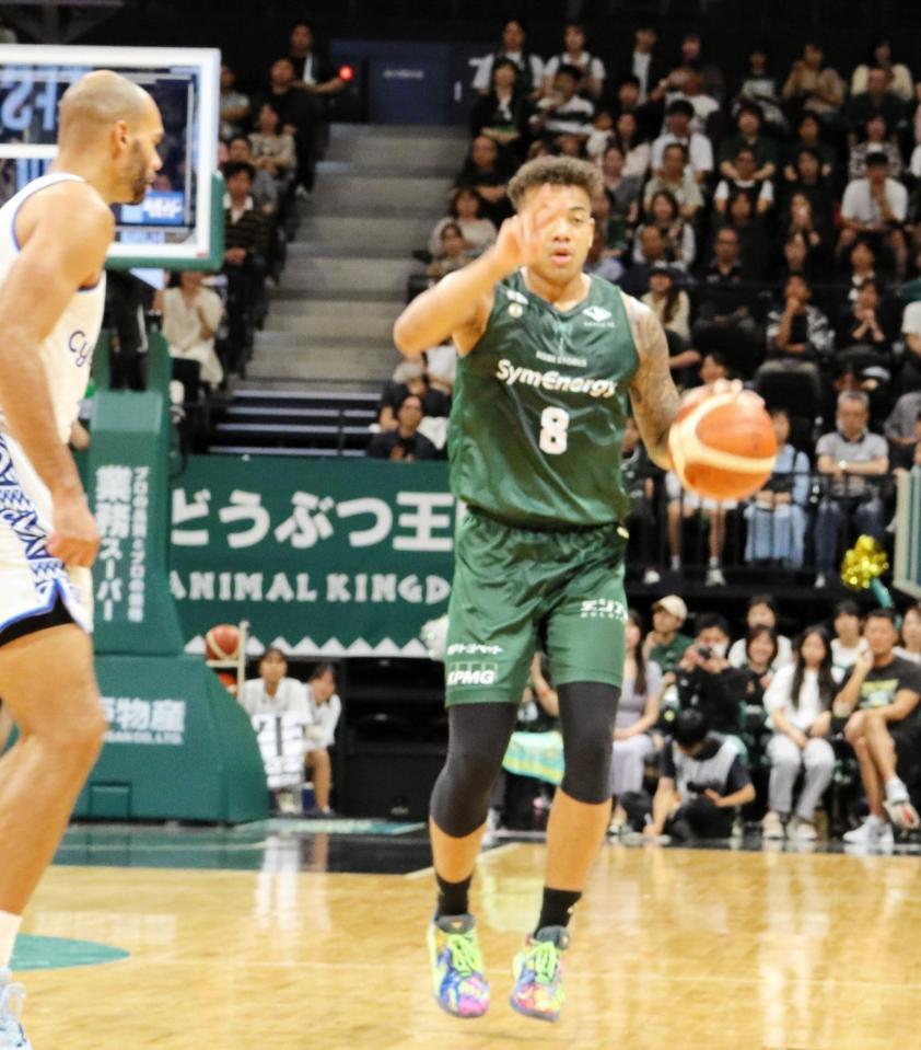 　ドリブルで進む神戸・八村阿蓮（撮影・中野裕美子）