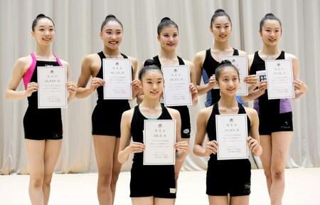 　新体操団体日本代表の（上列左から）田辺、田口、西本、花村、田中、（下列左から）真鍋、川口