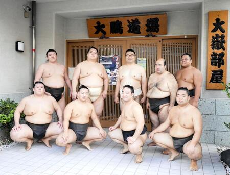 　新体制で稽古始めを迎えた（手前左から）納谷、須崎、新屋敷、坂井、（奥左から）夢道鵬、王鵬、大嶽親方、森麗、大新海