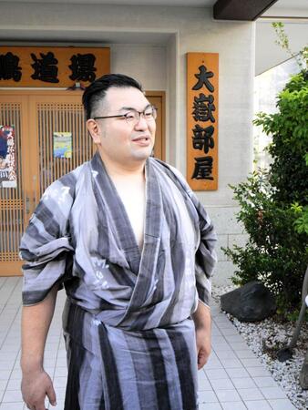 　取材に応じる大嶽親方