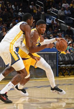 　ウォリアーズ戦で、ドリブルで攻め込むレーカーズの八村塁＝５日、米サンフランシスコ（ＮＢＡＥ・ゲッティ＝共同）