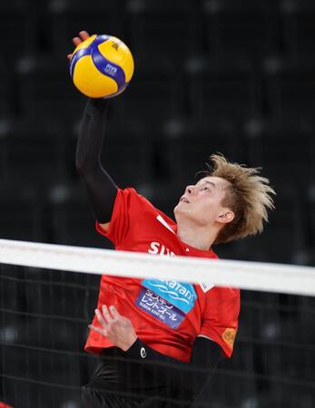 　練習でスパイクを打つサントリー・高橋藍（撮影・西岡正）