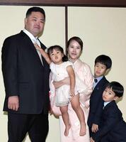 　断髪後、家族と記念撮影する妙義龍（左から）長女・和采ちゃん、香奈夫人、長男・泰吉君、次男・兼吉君（撮影・佐藤厚）