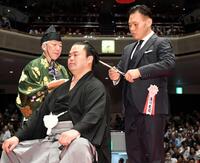 　湊川親方（右）にはさみを入れられる妙義龍