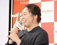 　新商品発表会で思い出話に花を咲かせる北口榛花