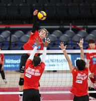 　練習でスパイクを打つサントリー・高橋藍（撮影・西岡正）