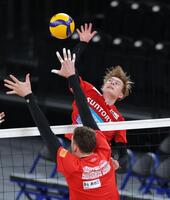 　練習でスパイクを打つサントリー・高橋藍（撮影・西岡正）