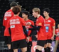 　練習で大きく声を上げるサントリー・高橋藍（右から２人目）＝撮影・西岡正