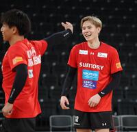 　リラックスした表情で練習するサントリー・高橋藍（撮影・西岡正）