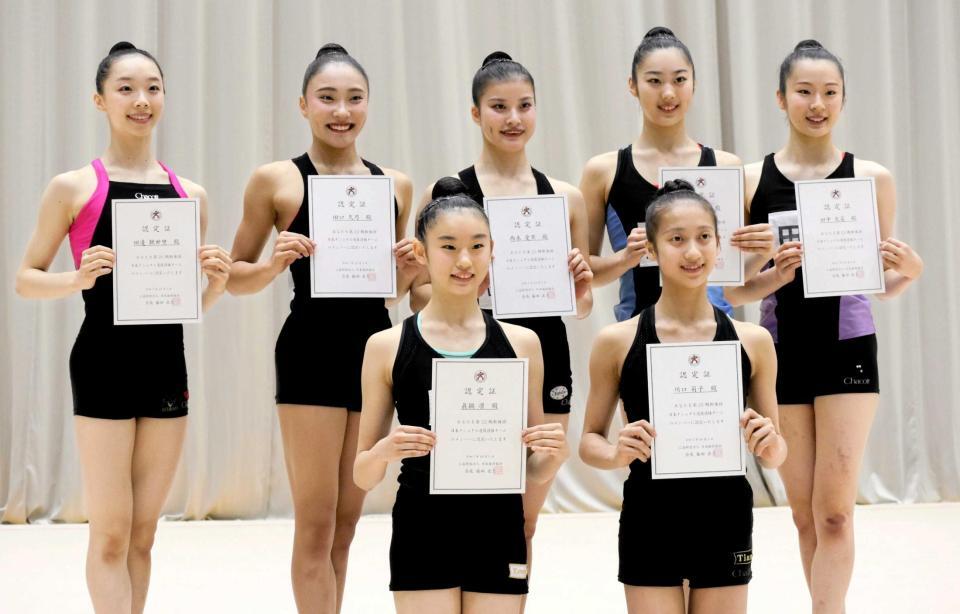 　新体操団体日本代表の（上列左から）田辺、田口、西本、花村、田中、（下列左から）真鍋、川口