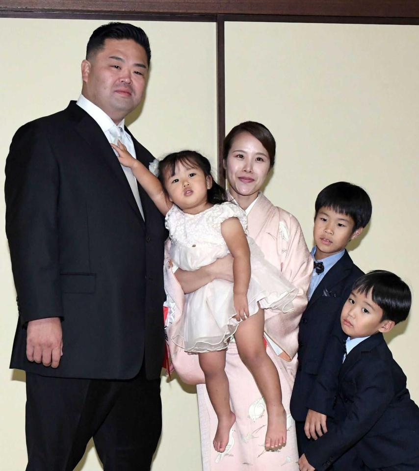 　断髪後、家族と記念撮影する妙義龍（左から）長女・和采ちゃん、香奈夫人、長男・泰吉君、次男・兼吉君（撮影・佐藤厚）