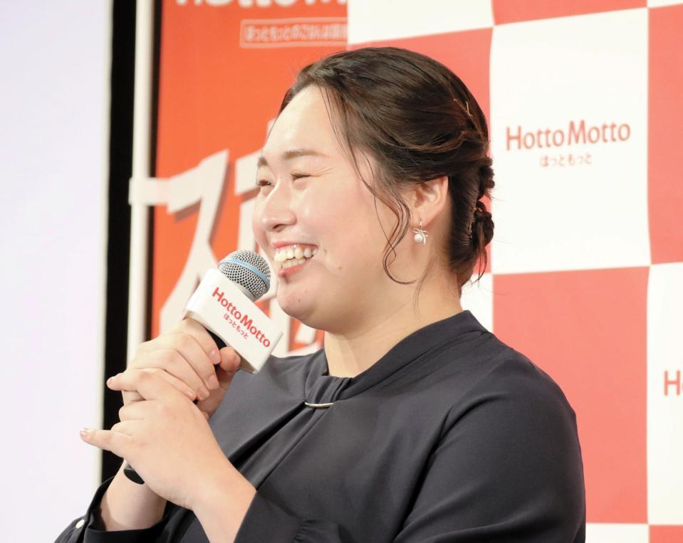 　新商品発表会で思い出話に花を咲かせる北口榛花