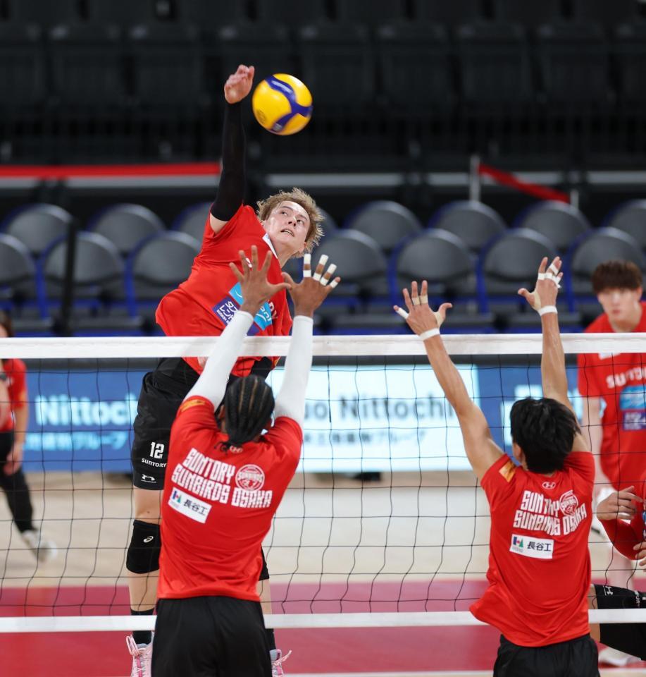 　練習でスパイクを打つサントリー・高橋藍（撮影・西岡正）