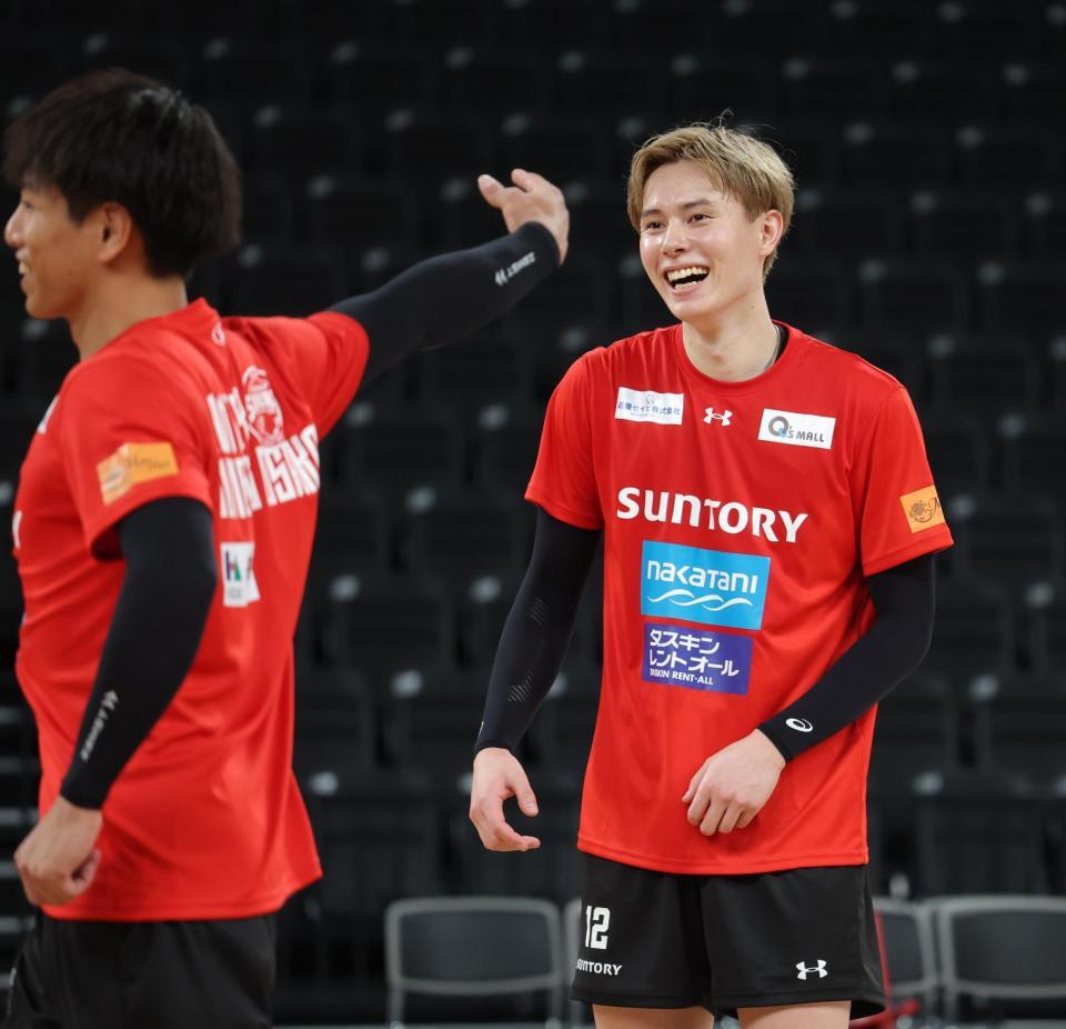 　リラックスした表情で練習するサントリー・高橋藍（撮影・西岡正）