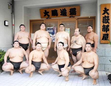 　新体制で稽古始めを迎えた（手前左から）納谷、須崎、新屋敷、坂井、（奥左から）夢道鵬、王鵬、大嶽親方、森麗、大新海