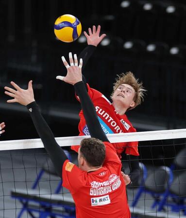 　練習でスパイクを打つサントリー・高橋藍