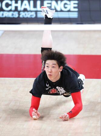 　飛び込んでレシーブするペルージャ・石川