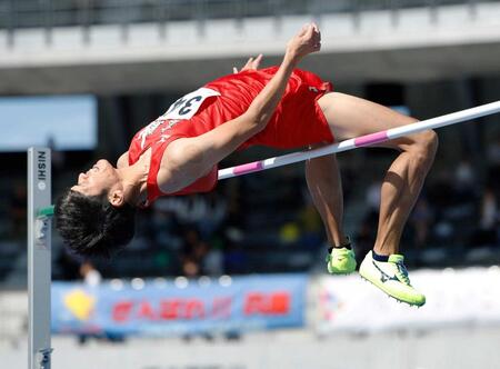　成年男子走り高跳びで２メートル２９の大会記録を１回目でクリアし優勝した広島・真野友博