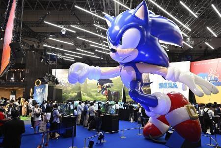 　大勢の来場者でにぎわう「東京ゲームショウ２０２２」のセガの「ソニック」のブース＝２０２２年、千葉市の幕張メッセ