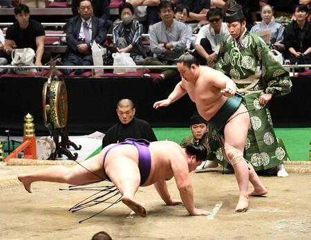 　決勝で時津風一門Ａの大青山（左）を破り、一門別トーナメント戦での優勝を決めた出羽海一門Ａの三田（撮影・佐藤厚）