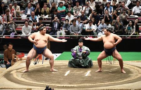 　中段で構える大の里（左）と豊昇龍（右）＝撮影・佐藤厚