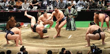 　五人掛かりで豊昇龍（中央）に挑む（左から）平戸海、明生、宇良、豪ノ山、狼雅（撮影・佐藤厚）