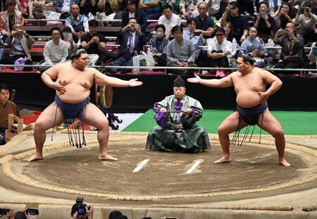 　「三段構え」を披露する大の里（左）と豊昇龍