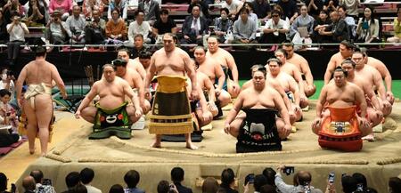 　御前掛かり土俵入りを行う幕内力士（撮影・佐藤厚）