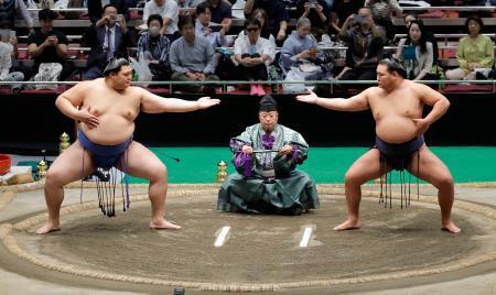 　「百周年場所　古式大相撲と現代大相撲」で「三段構え」を披露する大の里（左）と豊昇龍の両横綱＝７日、東京・両国国技館