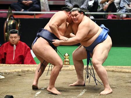 　「古式大相撲」で豊昇龍（左）と攻め合う大の里