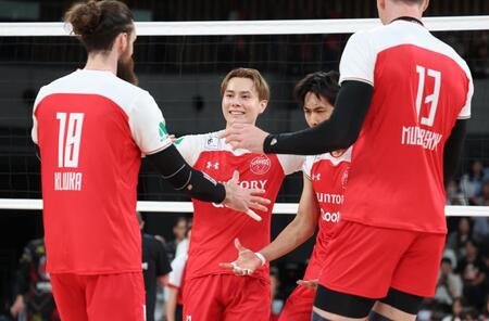 　第１セット、ポイントを奪い喜ぶサントリー・高橋藍（撮影・金田祐二）