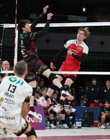 　第２セット、対決するペルージャ・石川祐希（左）とサントリー・高橋藍（撮影・金田祐二）